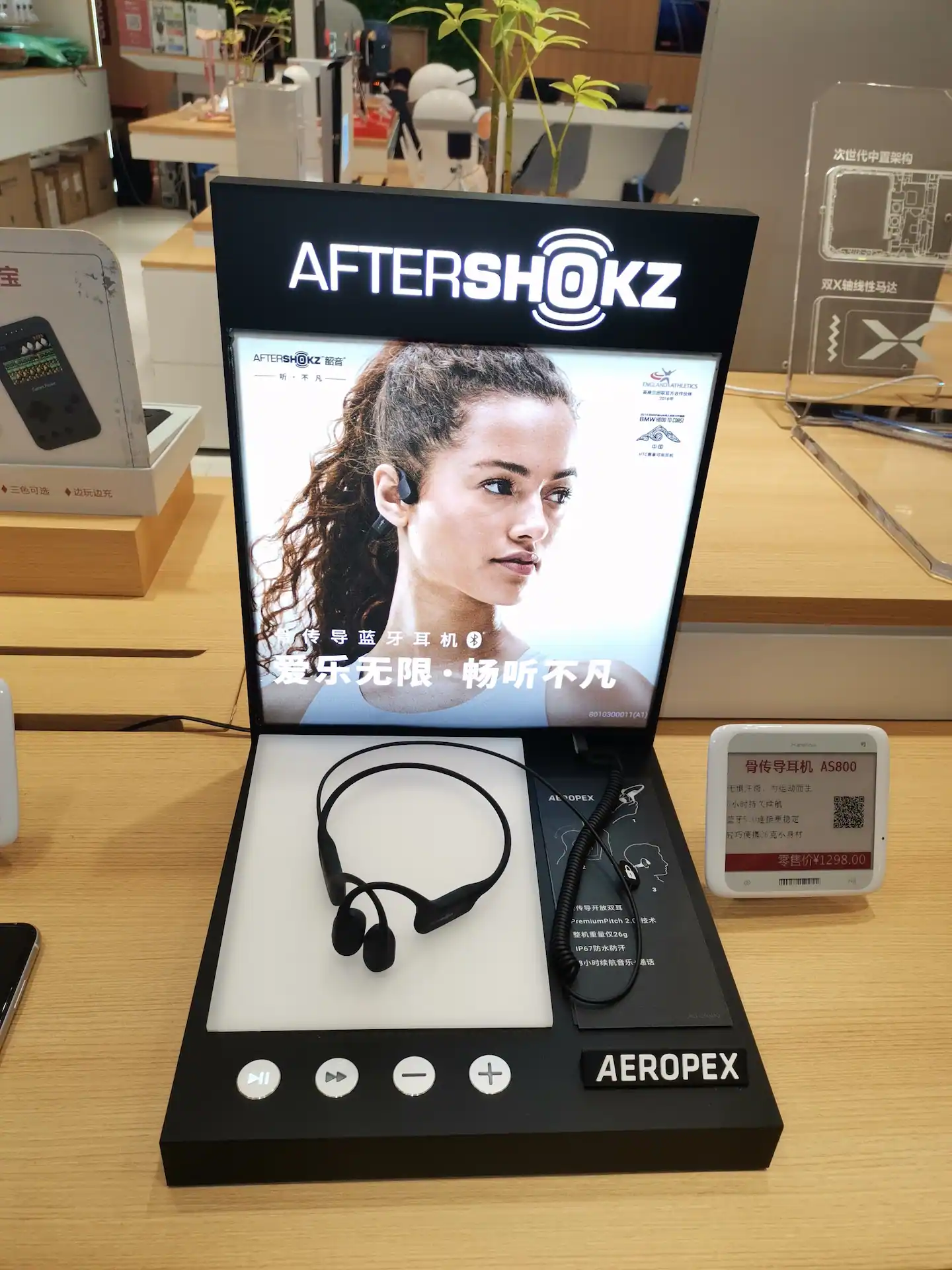 Acrylic Illuminated Display Solutions for Consumer Electronics Brands
