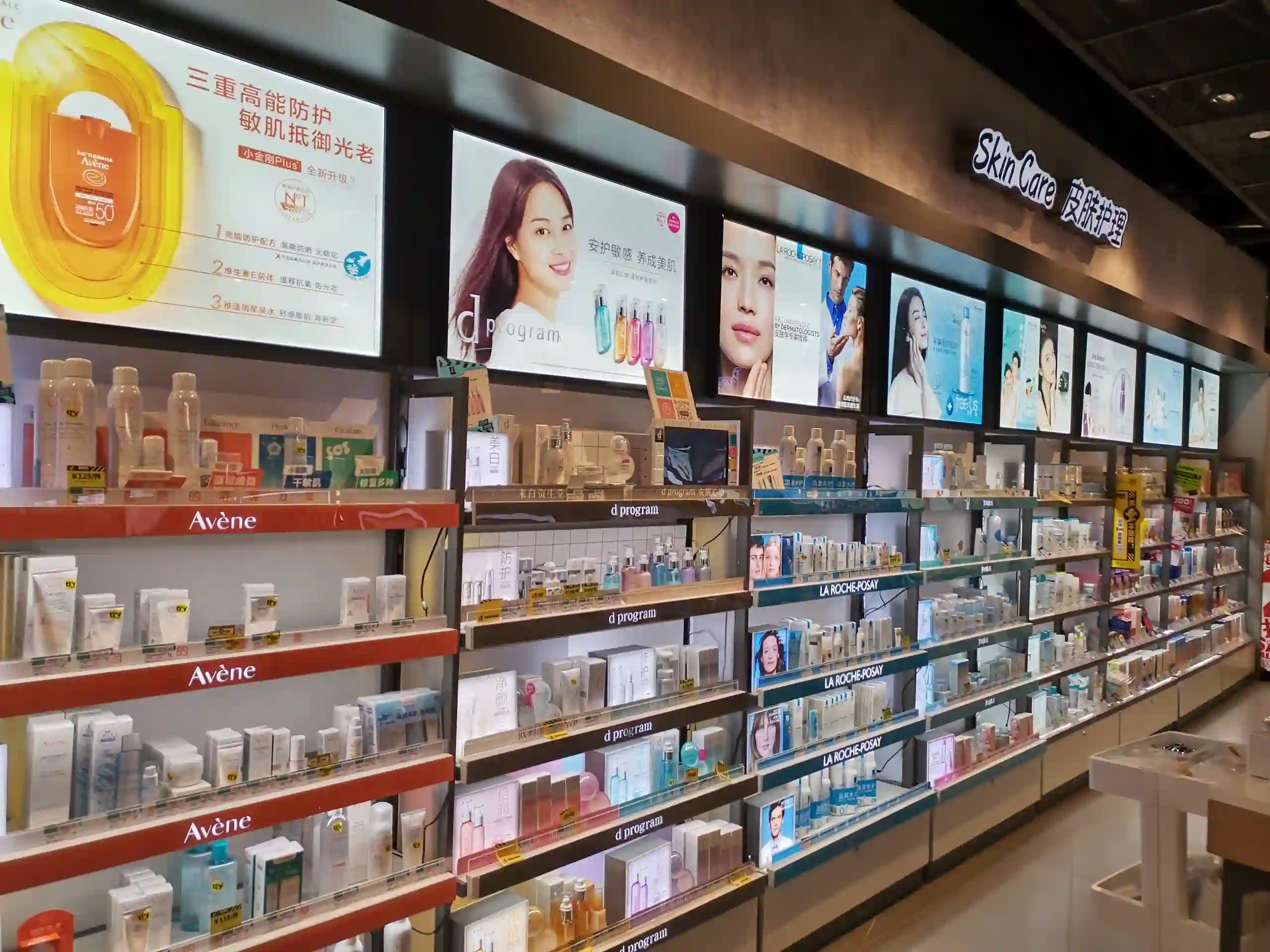 Illuminated Display Solutions for Chain Brand Commercial Spaces