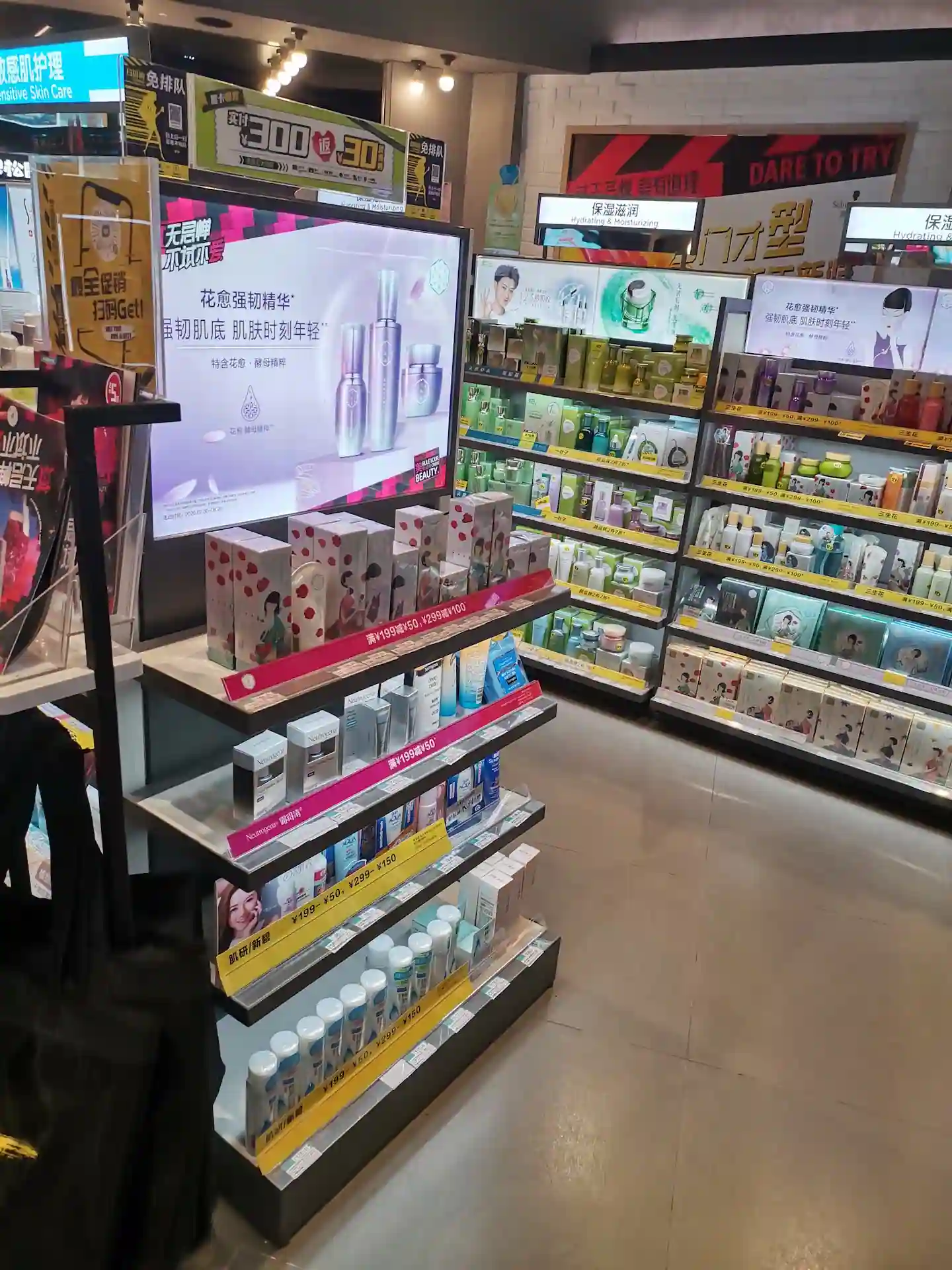 Illuminated Display Solutions for Chain Brand Commercial Spaces